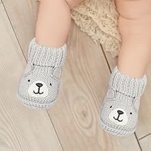 pregnancy announcement baby shoes